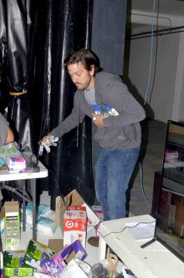 Diego Luna realiza labor altruista por sismo 
