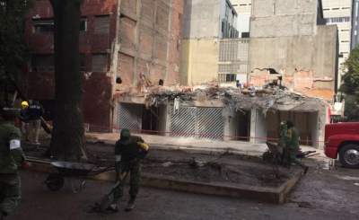 Demuelen edificio colapsado en la Condesa