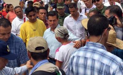 Peña Nieto recorre comunidad afectada por sismo de magnitud 8.2