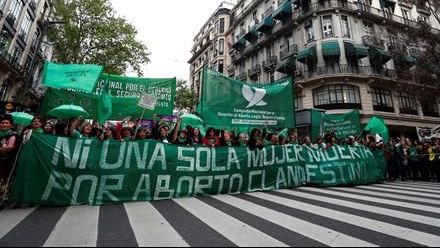 Miles de personas marchan en Argentina para pedir despenalización del aborto