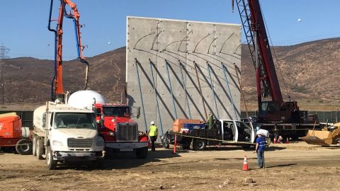 Prototipos de muro de Trump ya se distinguen desde México