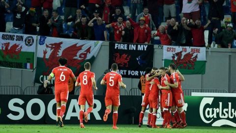 Gales se impone a Georgia y se aferra a la idea de calificar