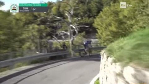 Ciclista cae en un barranco de Lombardía
