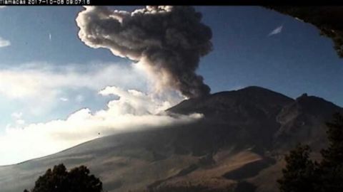 Volcán Popocatépetl lanza fumarola de 2 mil metros