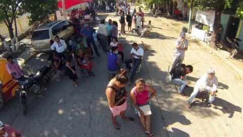 Por tercer día, damnificados esperan apoyos en calles de Juchitán
