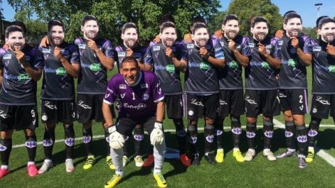 Jugadores de club argentino salen al campo con máscaras de Messi