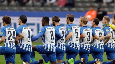 Futbolistas del Hertha Berlín se solidarizan con jugadores de la NFL