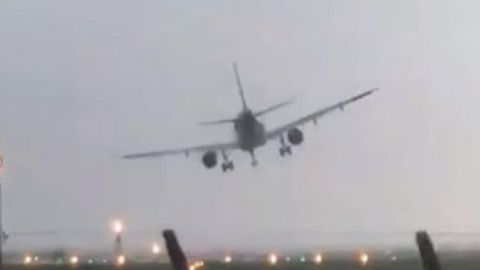 El escalofriante aterrizaje de un avión sacudido por el huracán Ophelia