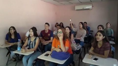 Maestra enseña inglés al ritmo de "La Chona" en Sonora