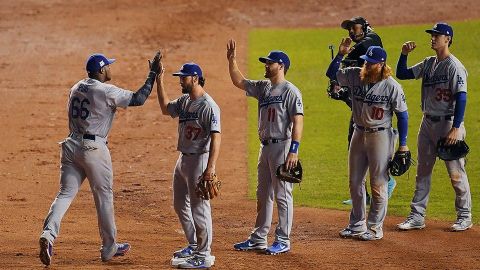 Dodgers, a un paso de barrer a los Cubs