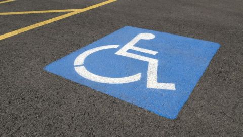 Sanciones severas a quien no respete espacios para personas con discapacidad