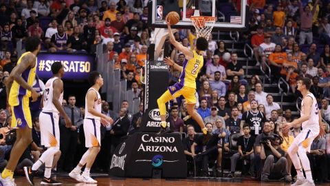Ball roza el triple doble y los Lakers derrotan a los Suns