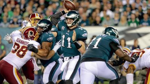 Wentz lanza 4 pases de anotación; Eagles se imponen a Redskins 34-24