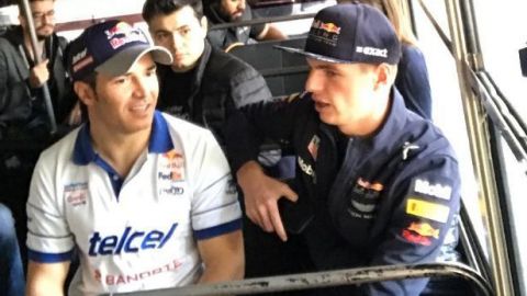 Max Verstappen sube al microbús en la Ciudad de México