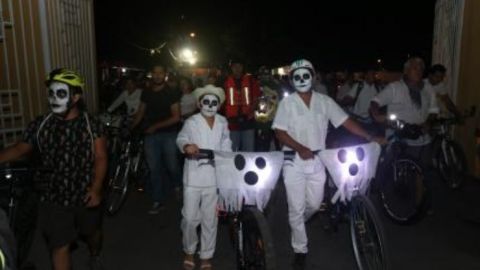 Con el traje típico regional, ánimas recorren calles de Mérida