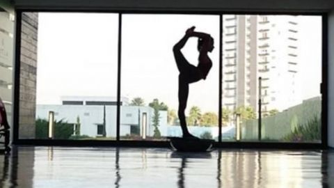 María León sorprende con sexy sesión de yoga