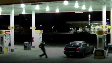 VIDEO: Mujer secuestrada escapa de la cajuela de un auto
