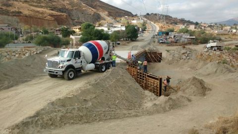 Avanza construcción de  puente vehicular el descanso en Tecate