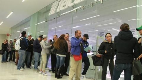 Emoción y ojeras entre los primeros compradores del iPhone X en México