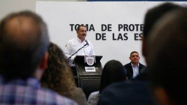 Toman protesta como brigadistas de protección civil en escuelas municipales