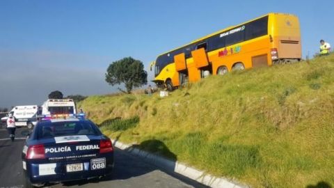 Autobús se queda sin frenos en la México-Puebla; reportan lesionados