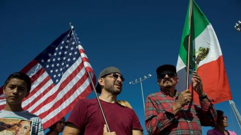 Veteranos de EEUU deportados a México se reúnen en cruce fronterizo
