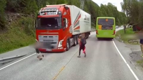 Niño apenas se salva de ser arrollado por un camión en Noruega