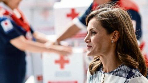 Reina Letizia reconoce labor de rescatistas de la Cruz Roja