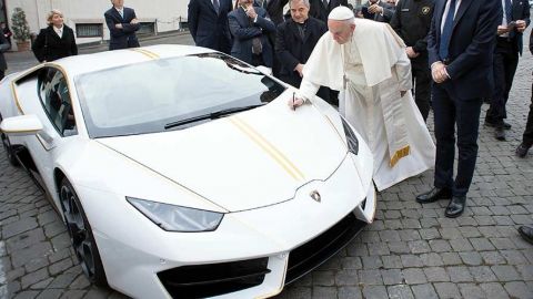 Regalan un Lamborghini al Papa; lo subastará para beneficencia