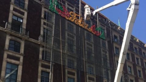 Instalan decoración navideña en Zócalo capitalino