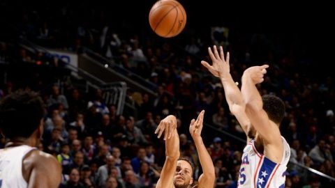 Curry y Warriors ganan 124-116 a 76ers tras remontada