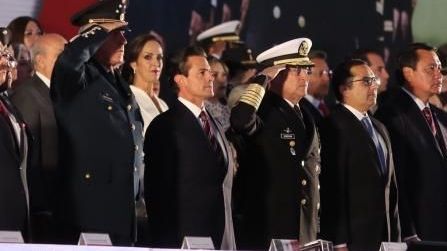 Entrega EPN condecoraciones y ascensos en aniversario de Revolución