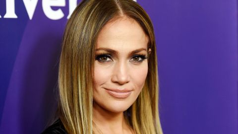 Jennifer Lopez alborota redes sociales con sensual vestuario