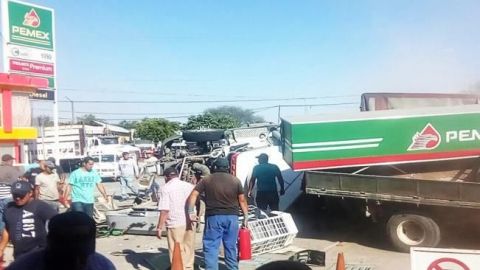 Choca tráiler contra gasolinera en Michoacán; 4 muertos