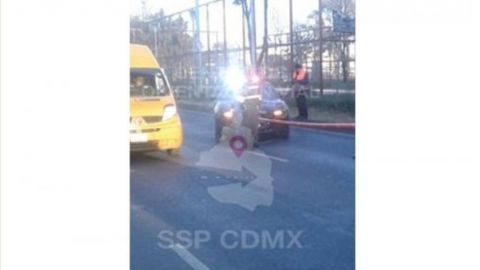 Hombre muere atropellado tras arrojarse de puente en Calzada Zaragoza