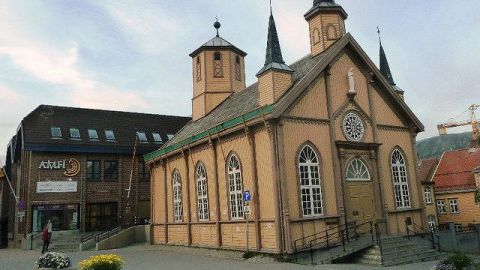 Multa de 200.000 euros a Iglesia católica noruega por inflar lista de fieles