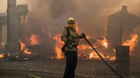 Incendios en EEUU dejan un muerto, 750 casas destruidas y miles de evacuados