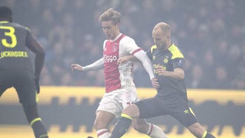 Lozano y PSV, frenados por Ajax en clásico
