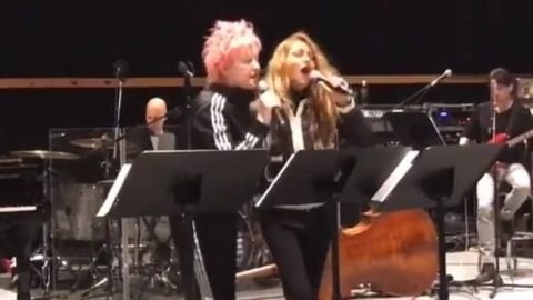 Paulina Rubio comparte escenario con Cyndi Lauper
