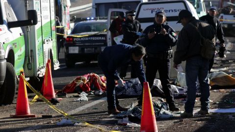 Suman al menos 11 peregrinos muertos en choque en la México-Puebla