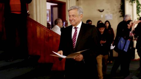 AMLO se registra; promete dinero a jóvenes y ancianos