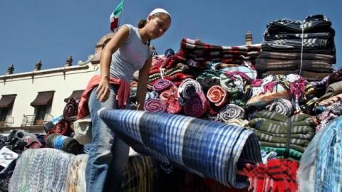 Por bajas temperaturas, distribuyen cobijas a pobladores en Sinaloa