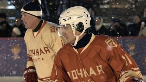 Putin juega partido de hockey en la Plaza Roja
