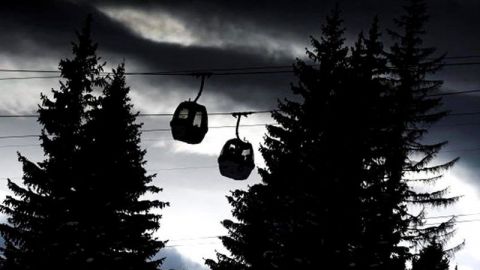 Rescatan a esquiadores atrapados en telecabinas en los Alpes franceses
