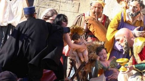 Activista de Femen intenta robar estatua del Niño Jesús