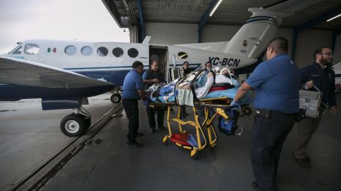 Trasladan en ambulancia aérea del gobierno del estado a joven grave