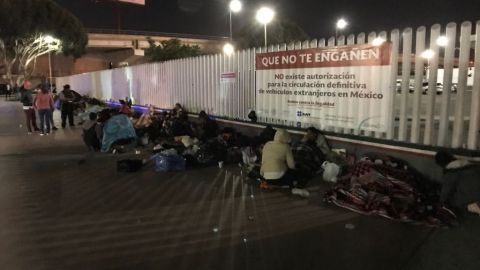 Cientos de inmigrantes esperan en cruce fronterizo respuesta a petición asilo