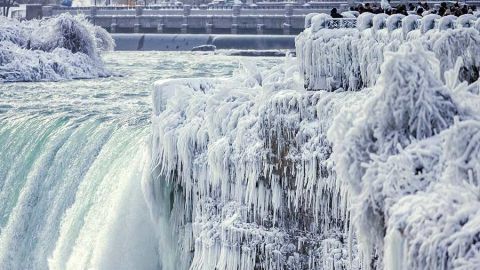 Las Cataratas del Niágara se congelan por frío extremo