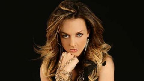 Fey comparte sexy fotografía con poca ropa