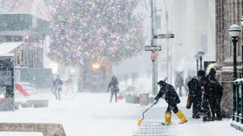 Cierran aeropuertos JFK y LaGuardia de Nueva York por tormenta de nieve